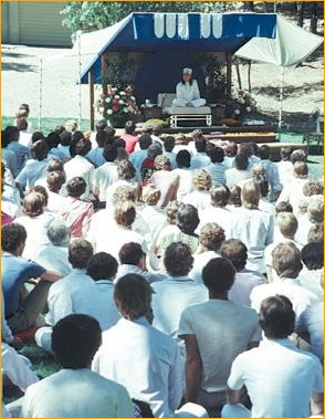 Adi Da gives the landmark “Day Of the Heart” talk<BR>to over 800 devotees in All True Things Park on September 16, 1979