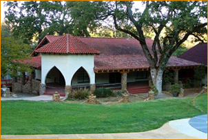 Smith's 
elegant stonework is very visible in Darshan Adytum