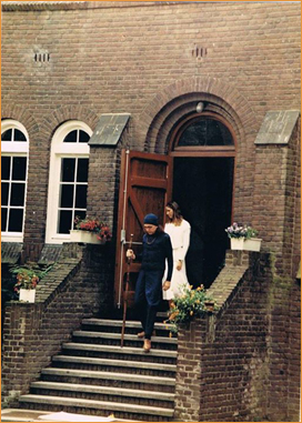 Adi Da leaving Adi Da Kapel in 1986